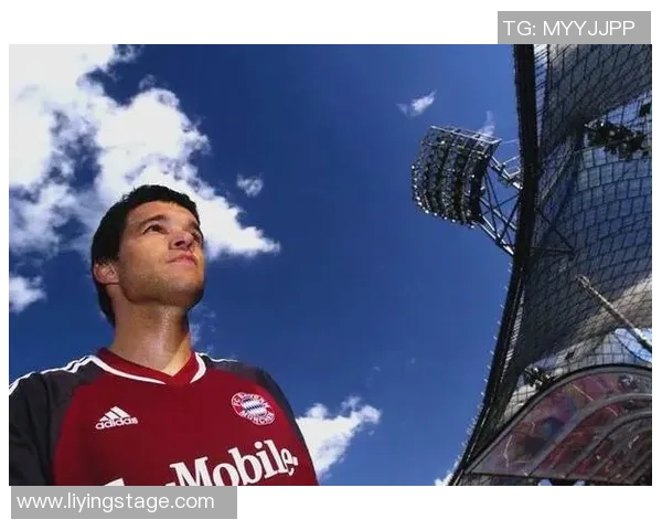 从绿茵场到明星舞台：足球运动员如何实现成功转型成为全球球星