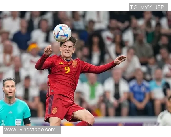 足球领域的全能球星解析他们的多面才华与历史地位